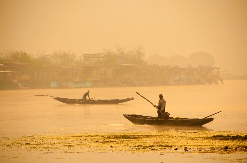 beautiful-scenic-view-of-sunrise-at-dal-lake-jamm-2023-11-27-04-50-13-utc (1)